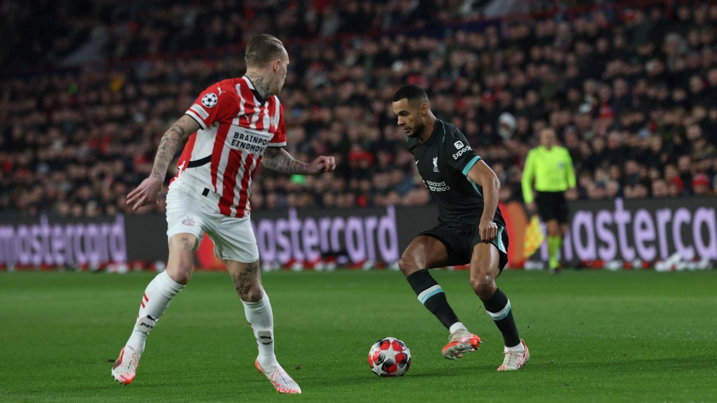 Bomber Liverpool Cody Gakpo berusaha melewati pemain PSV di Liga Champions. (Foto/liverpoolfc.com)