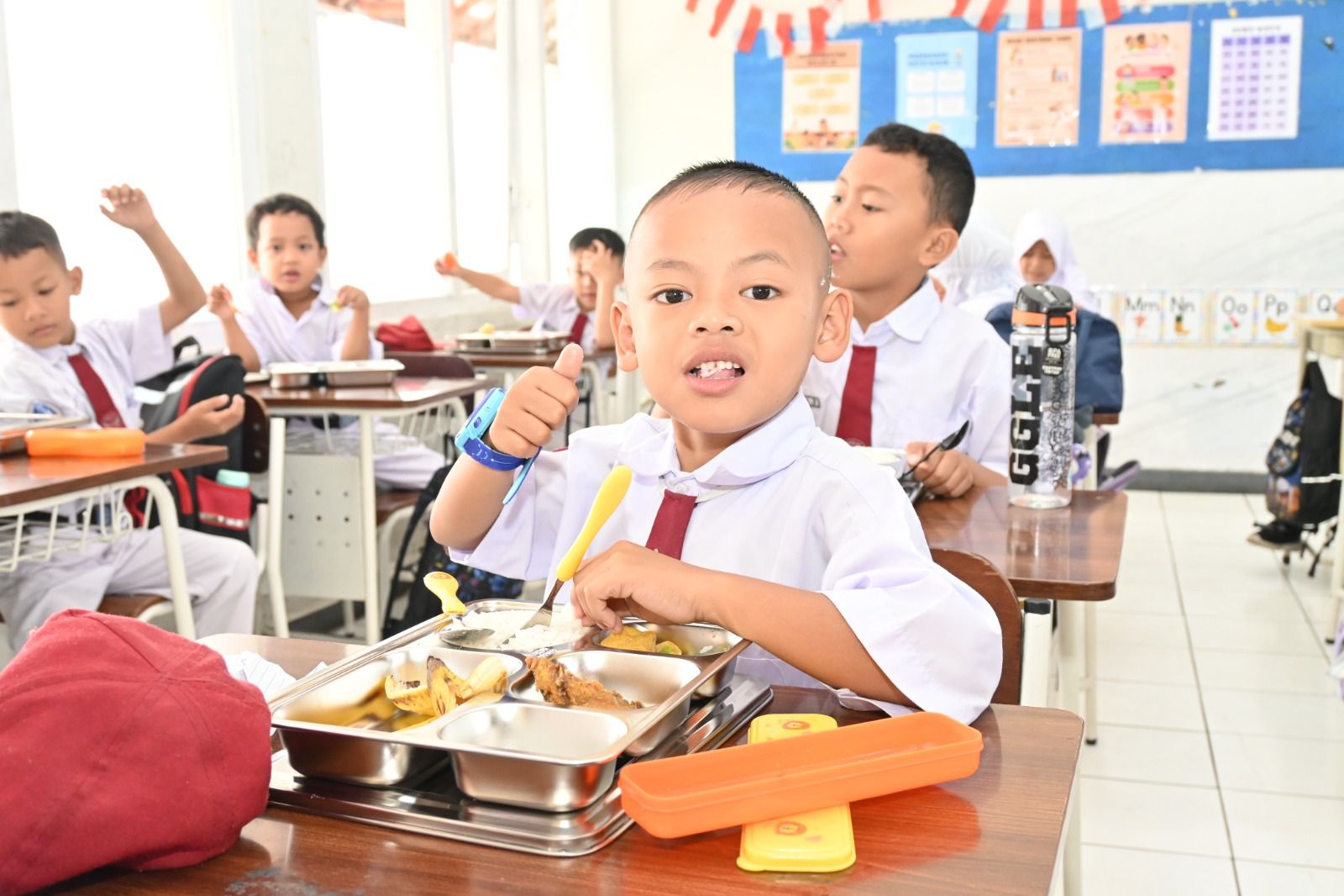 Siswa sekolah makan Makan Bergizi Gratis/MBG (BeritaNasional/istimewa))