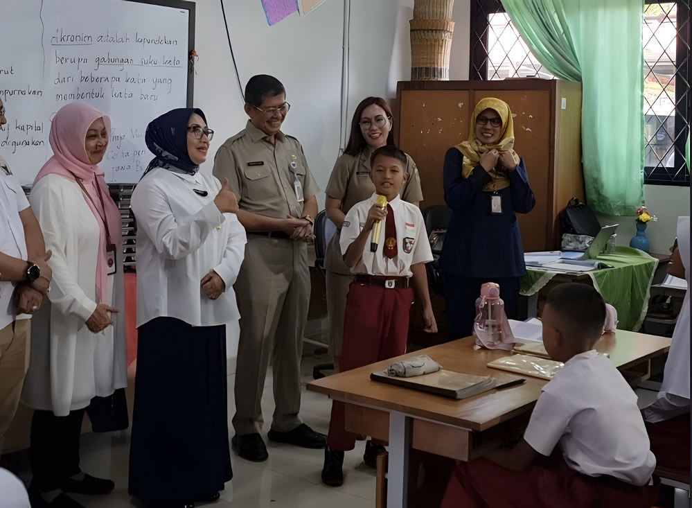 Siswa SD memberikan pantun untuk Presiden Prabowo Subianto saat pembagian MBG. (Foto/Tim Media Prabowo)