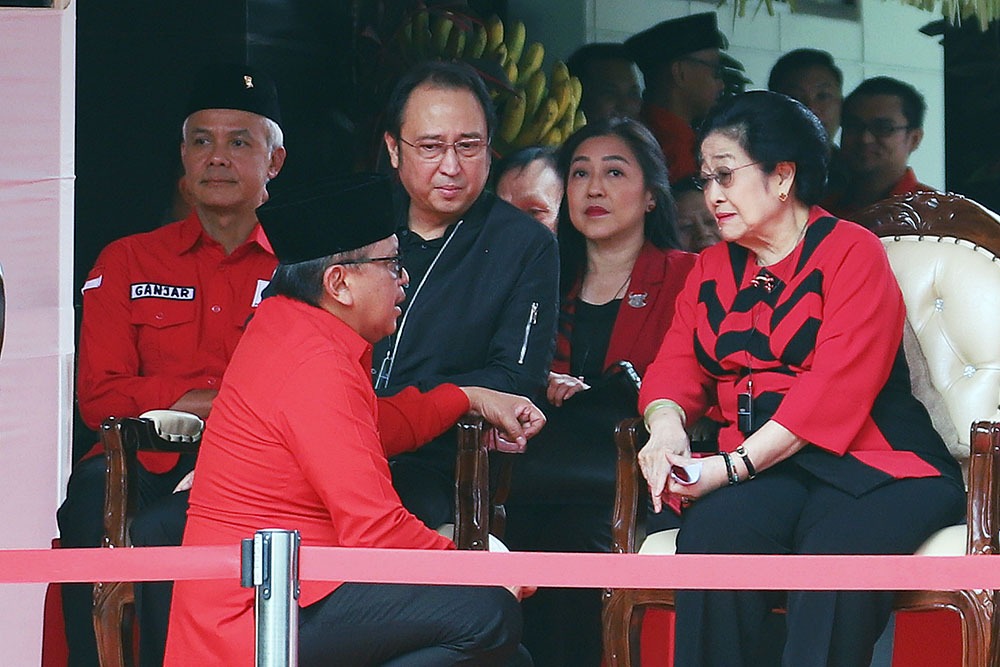 Ketua Umum PDIP Megawati Soekarnoputri saat berbincang bersama Hasto Kristiyanto. (BeritaNasional/Elvis Sendouw)