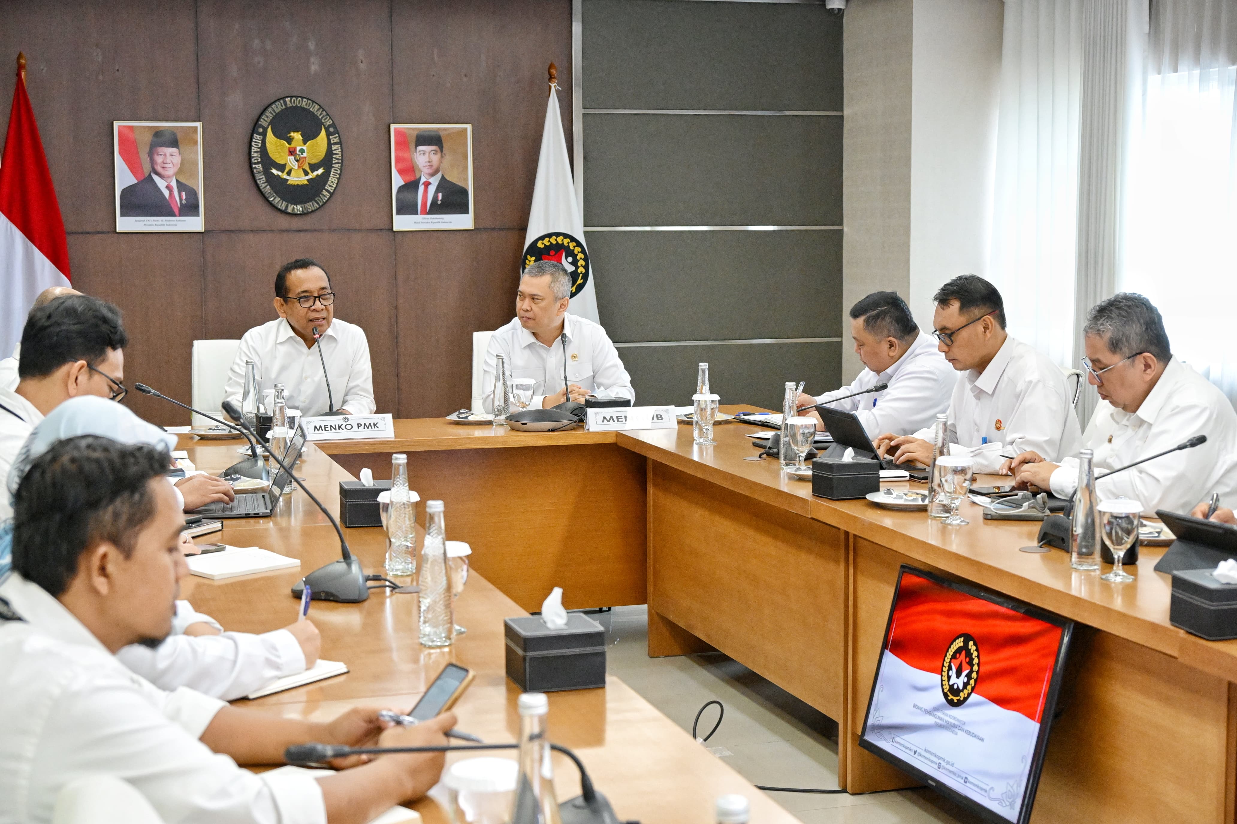 Menhub Dudy Purwagandhi saat bertemu dengan Menko PMK Pratikno. (Foto/Kemenhub).