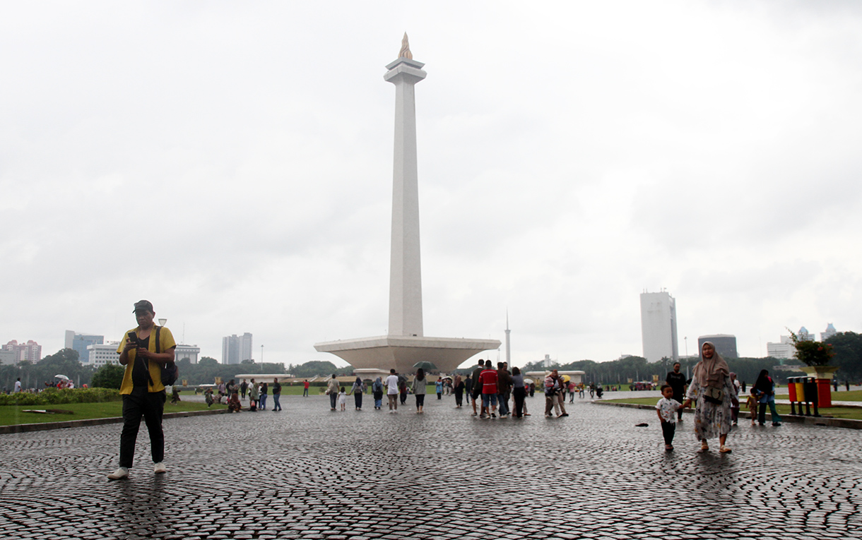 Pengunjung beraktifitas di kawasan Monas, Jakarta, Selasa(28/1/2025).(BeritaNasional/Oke Atmaja)