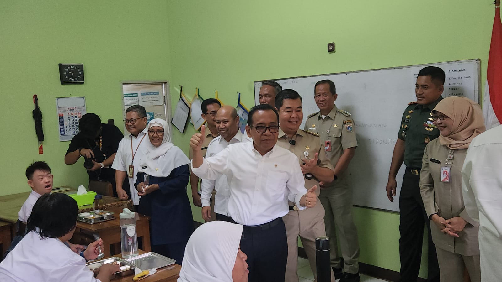 Menko PMK Pratikno dan Pj Gubernur Jakarta Teguh Setyabudi saat meninjau program MBG di salah satu sekolah. (BeritaNasional/Lydia)