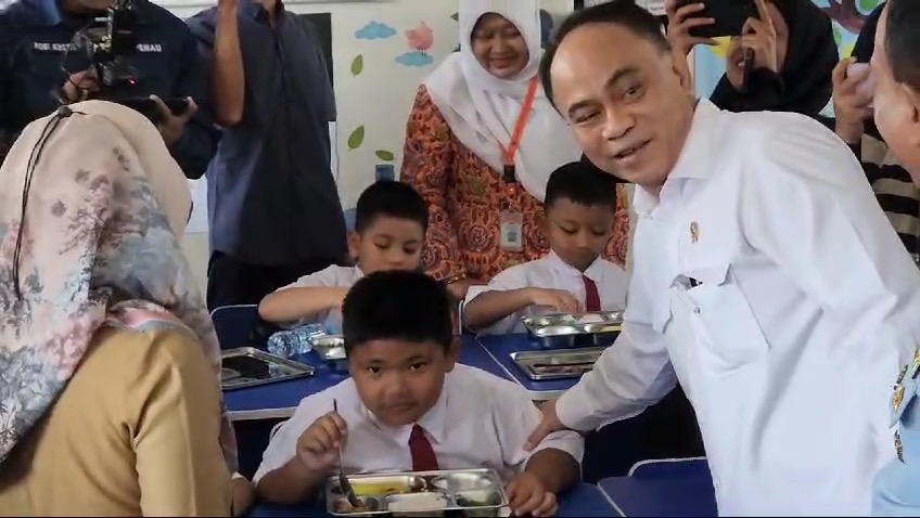 Menteri Koperasi (Menkop), Budi Arie Setiadi meninjau makan bergizi gratis. (BeritaNasional/Bachtiar).