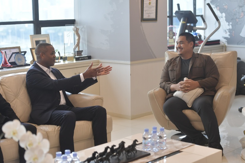 Menpora saat bertemu dengan pelatih Timnas Indonesia Patrick Kluivert. (Foto/Kemenpora).