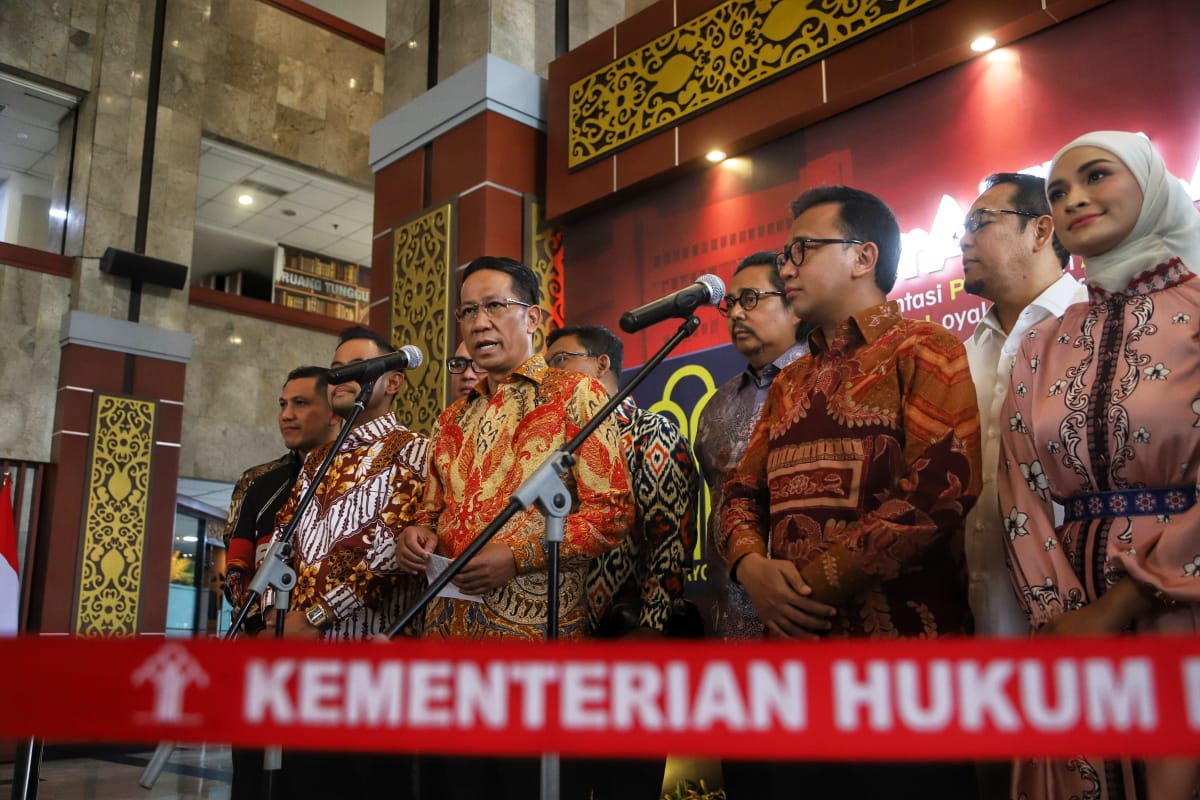 Ketua Umum Dewan Koperasi Nasional (Dekopin) terpilih Bambang Haryadi dan pengurus Dekopin gelar konfrensi pers usai menerima surat pengakuan dari Menteri Hukum Supratman Andi Agtas. (BeritaNasional/Elvis Sendouw)