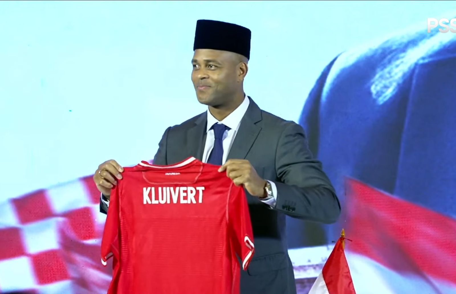 Momen Patrick Kluivert Kenakan Peci saat Diperkenalkan ke Publik sebagai Pelatih Timnas Indonesia. (Foto/YouTube PSSI).