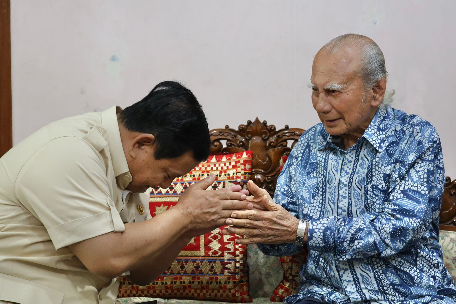 Momen Penuh Hormat Prabowo ke Emil Salim. (Foto/Tim Prabowo).