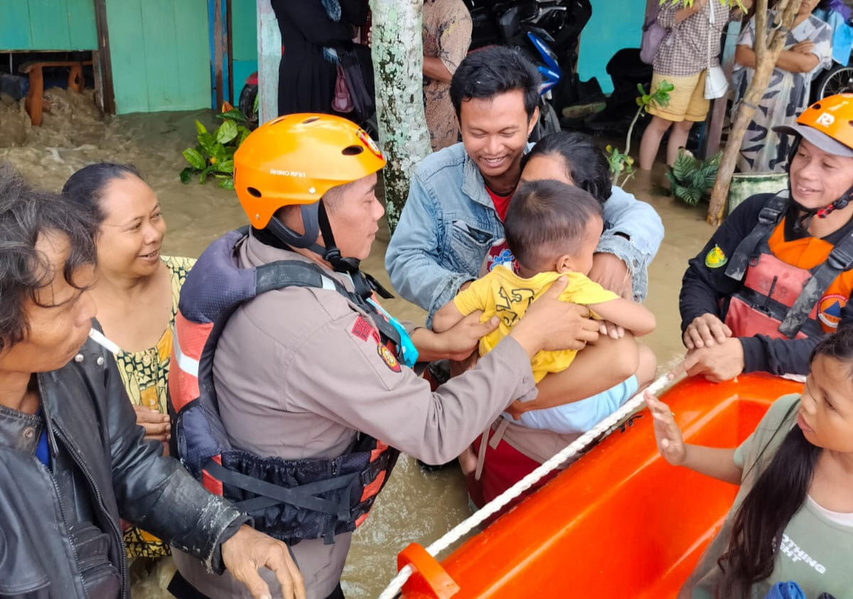 Anggota Polres Grobogan membantu mengevakuasi warga terdampak banjir. (Foto/Istimewa)