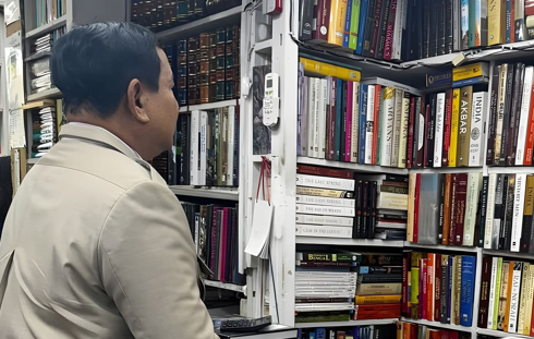 Presiden Prabowo Subianto saat memilih buku di toko favoritnya di India (BeritaNasional/istimewa))