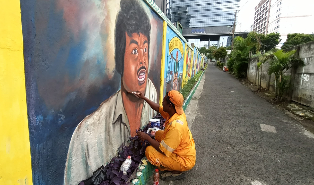 Petugas menyelesaikan pembuatan mural bertema betawi di kawasan Setiabudi, Jakarta, Minggu (26/1/2025). (BeritaNasional/Oke Atmaja)