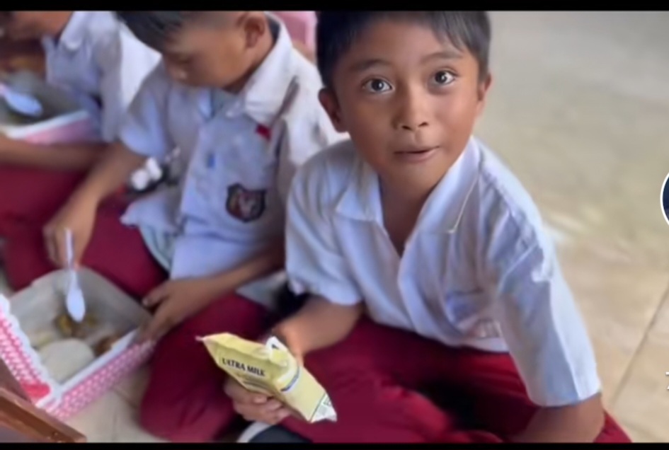 Anak SD do Gorontalo membawa pulang nasi MBG untuk keluarganya karena tidak ada nasi (BeritaNasional/tangkapan layar)