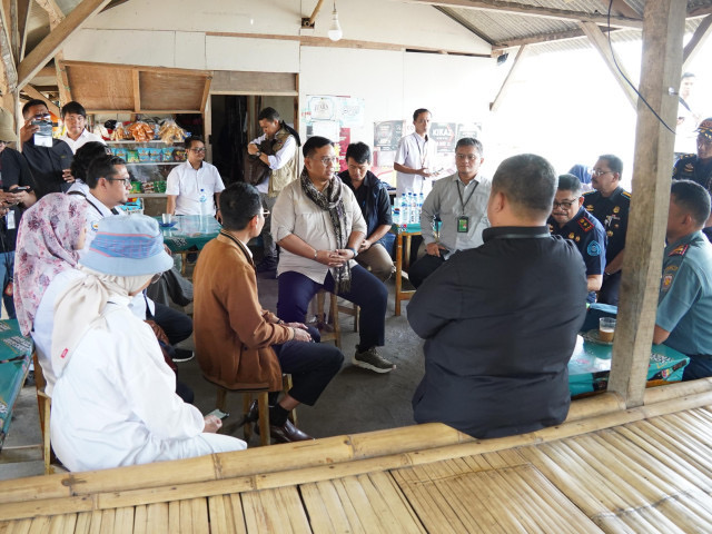 Anggota Ombudsman RI, Yeka Hendra Fatika usai melakukan sidak di lokasi pemagaran laut di Kecamatan Kronjo Kabupaten Tangerang. (Foto/istimewa).