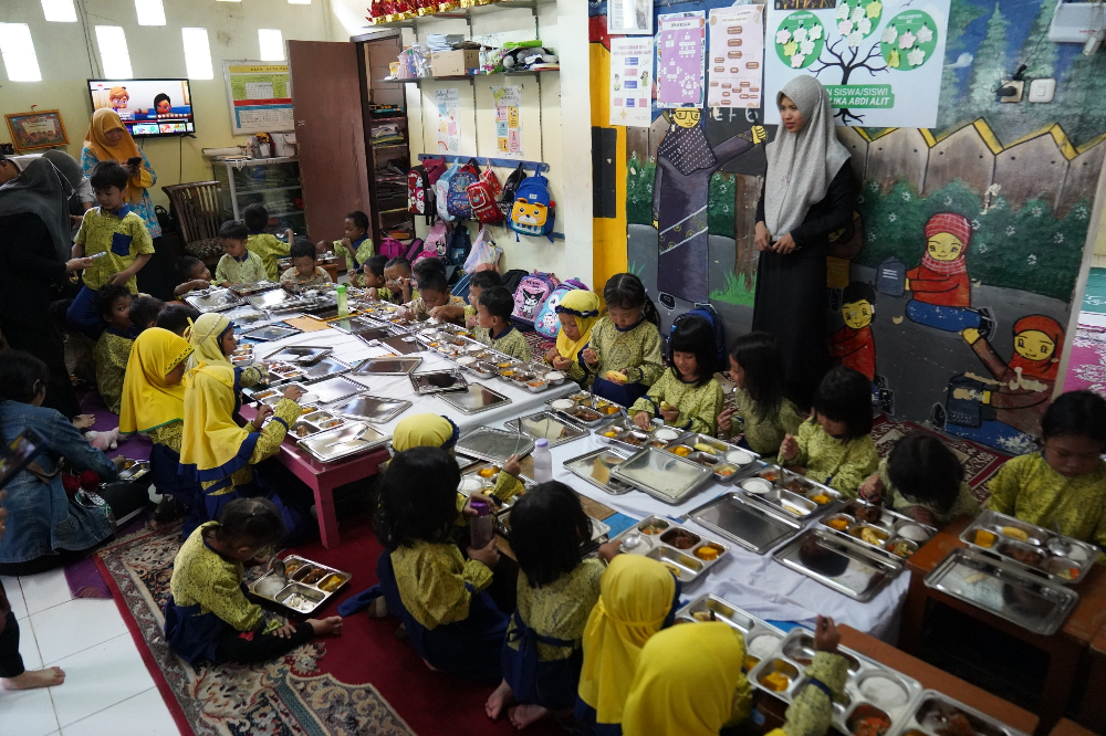 Siswa ABK di Bogor menyantap makanan dari program Makan Bergizi Gratis. (Foto/Istimewa)