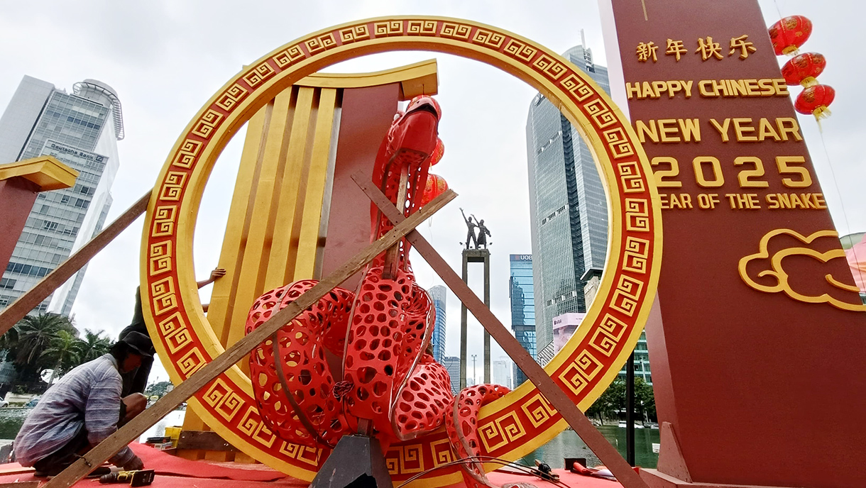 Pekerja menyelesaikan ornamen bernuansa Imlek yang di pasang di kawasan Bundaran Hotel Indonesia, Jakarta, Minggu (26/1/2025).(BeritaNasional/Oke Atmaja)