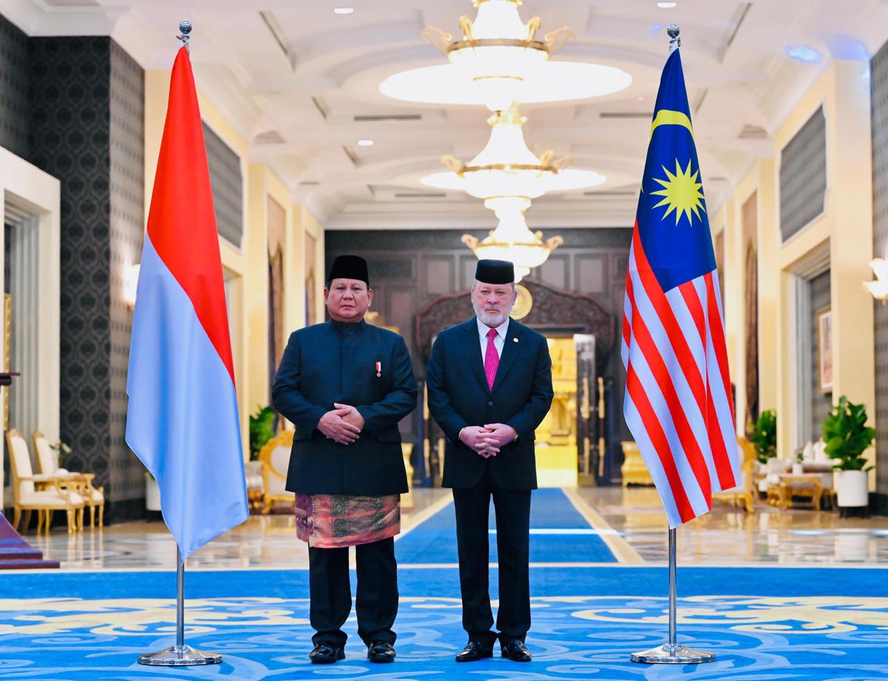 Presiden Indonesia Prabowo Subianto bersama Raja Malaysia Raja Malaysia Yang di-Pertuan Agong Sultan Ibrahim. (Foto/Tim Prabowo)