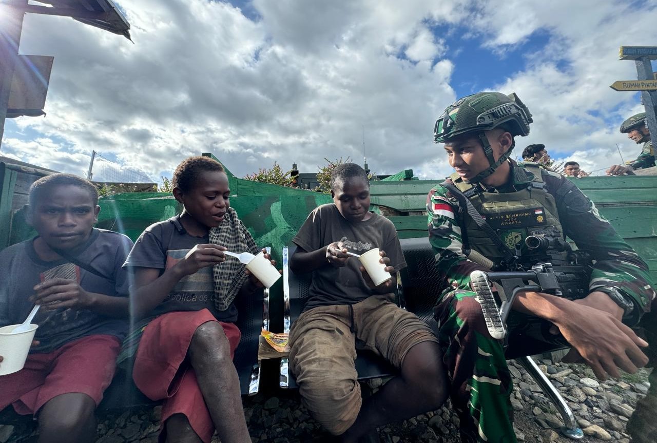 Satgas Yonif Raider 509/Balawara Yudha Kostrad beri wawasan kebangsaan kepada warga Papua. (BeritaNasional/Elvis Sendouw/HO Puspen TNI AD)