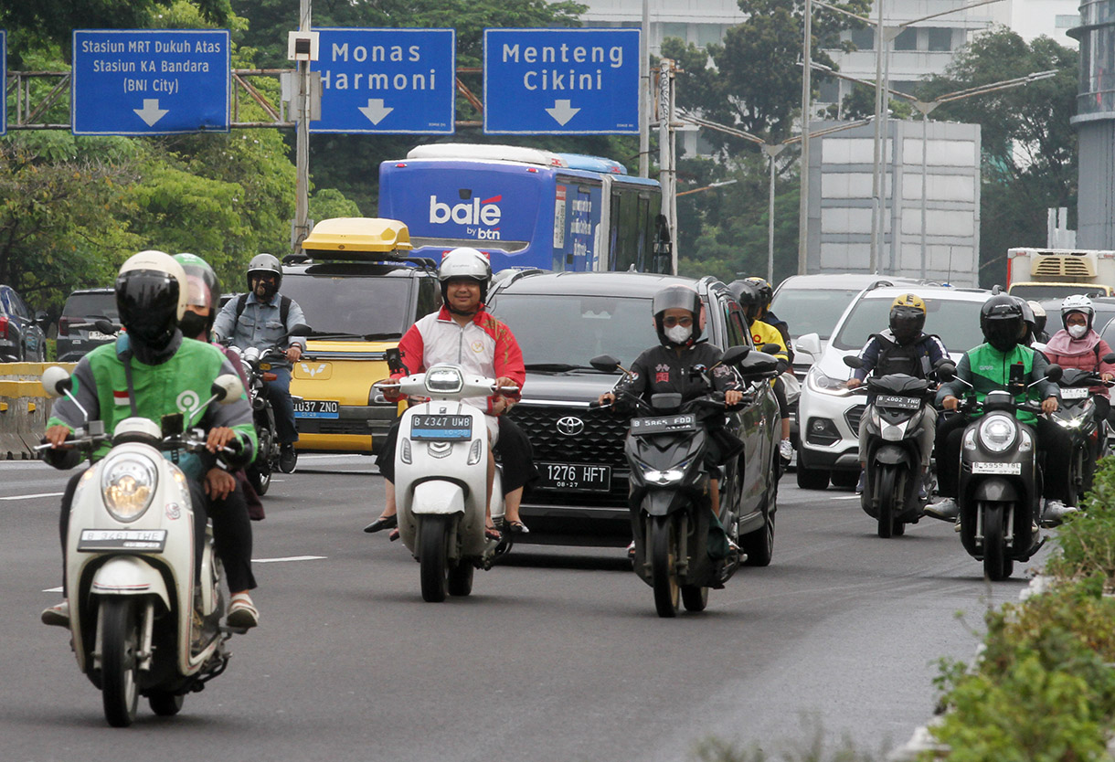 Pengendara sepeda motor melintas di Jalan Jenderal Sudirman, Jakarta, Rabu (08/01/2025).(BeritaNasional.com/Oke Atmaja)