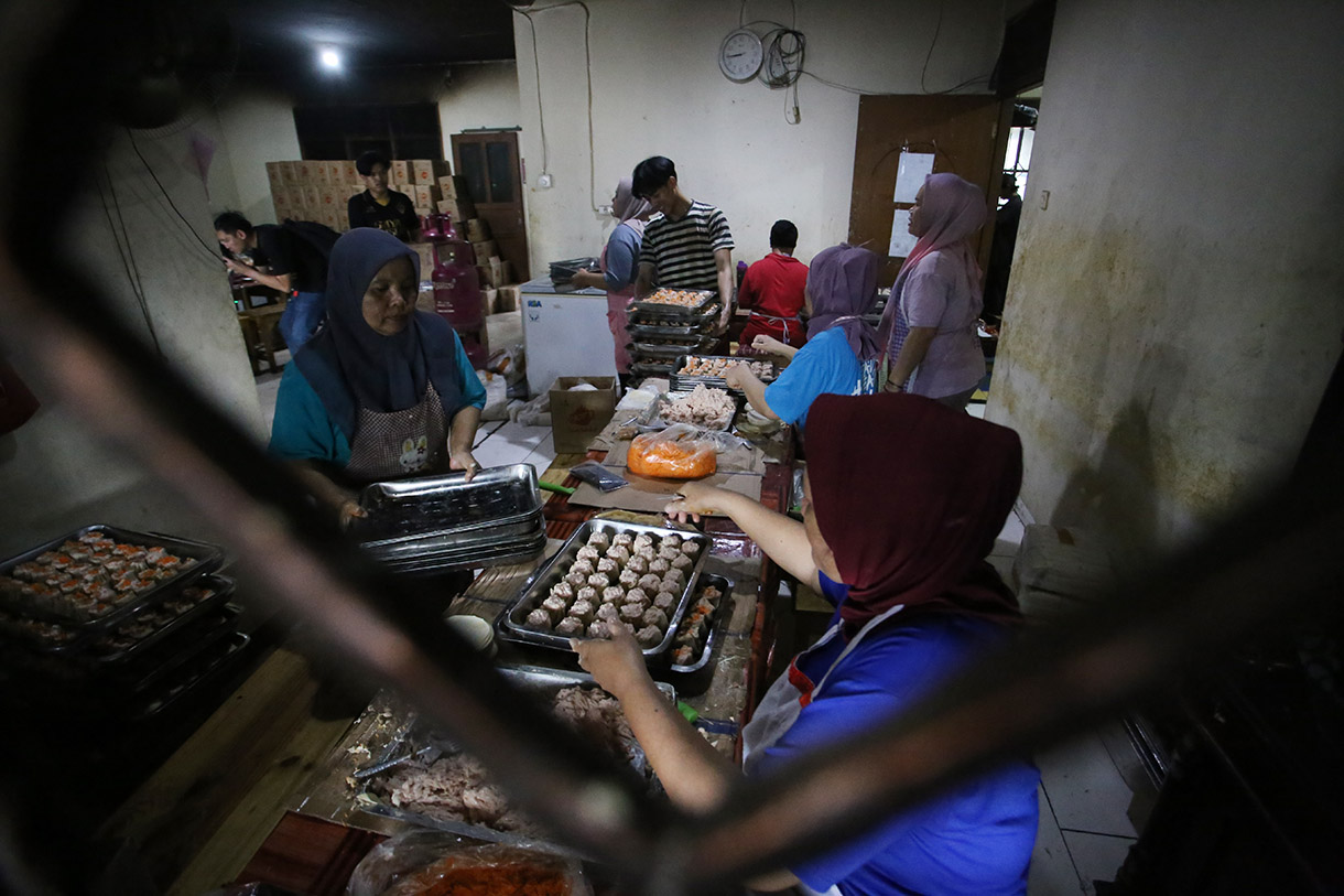 Pekerja menyelesaikan pembuatan dimsum di usaha mikro, kecil, dan menengah (UMKM) Griya Dimsum Bunda Imoet, Tangerang Selatan, Banten, Sabtu (11/1/2025).(BeritaNasional.com/ Oke Atmaja)