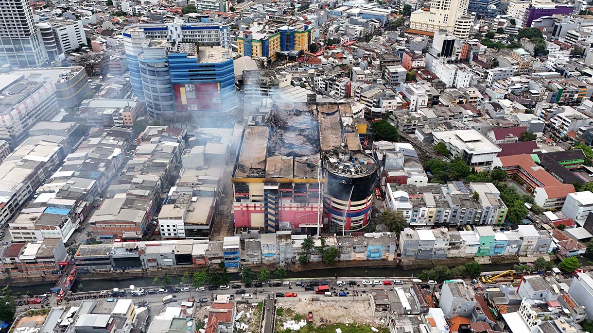 Foto udara kebakaran di Glodok Plaza, Taman Sari, Jakarta, Kamis (16/1/2025). (BeritaNasional.com/Oke Atmaja)