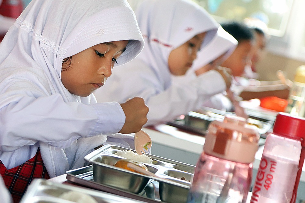 Siswa sedang menyantap makanan dalam program Makan Bergizi Gratis. (BeritaNasional/Elvis Sendouw)