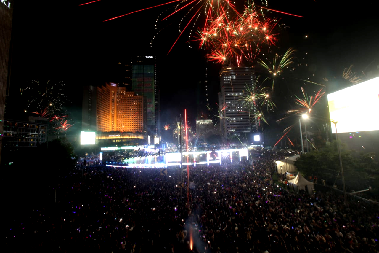 Suasana malam tahun baru di Bundaran HI Jakarta. (BeritaNasional/Oke Atmaja)