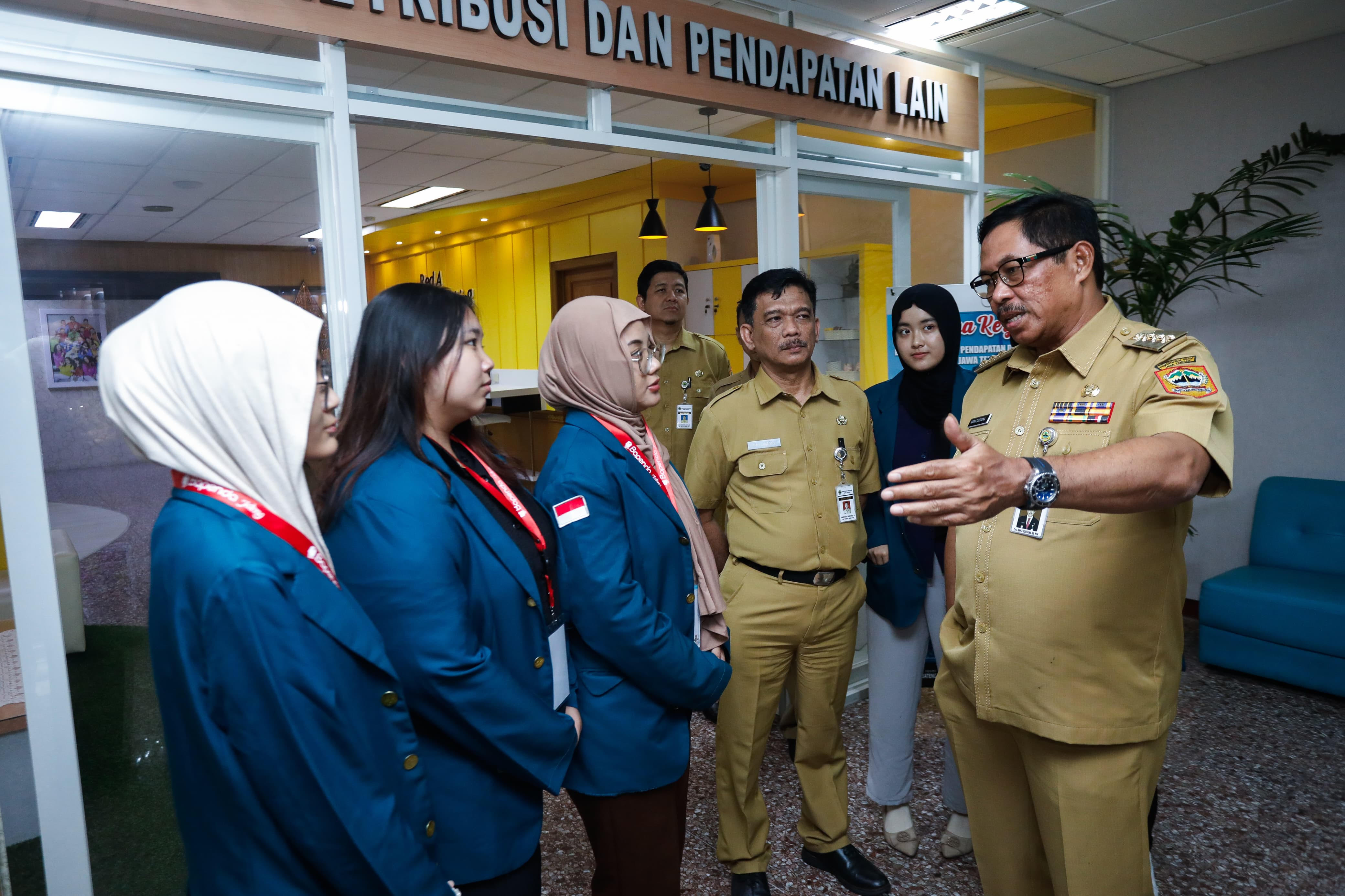 Pj Gubernur Jawa Tengah Nana Sudjana (kanan) saat memberikan instruksi kepada pegawainya. (Foto/Istimewa)