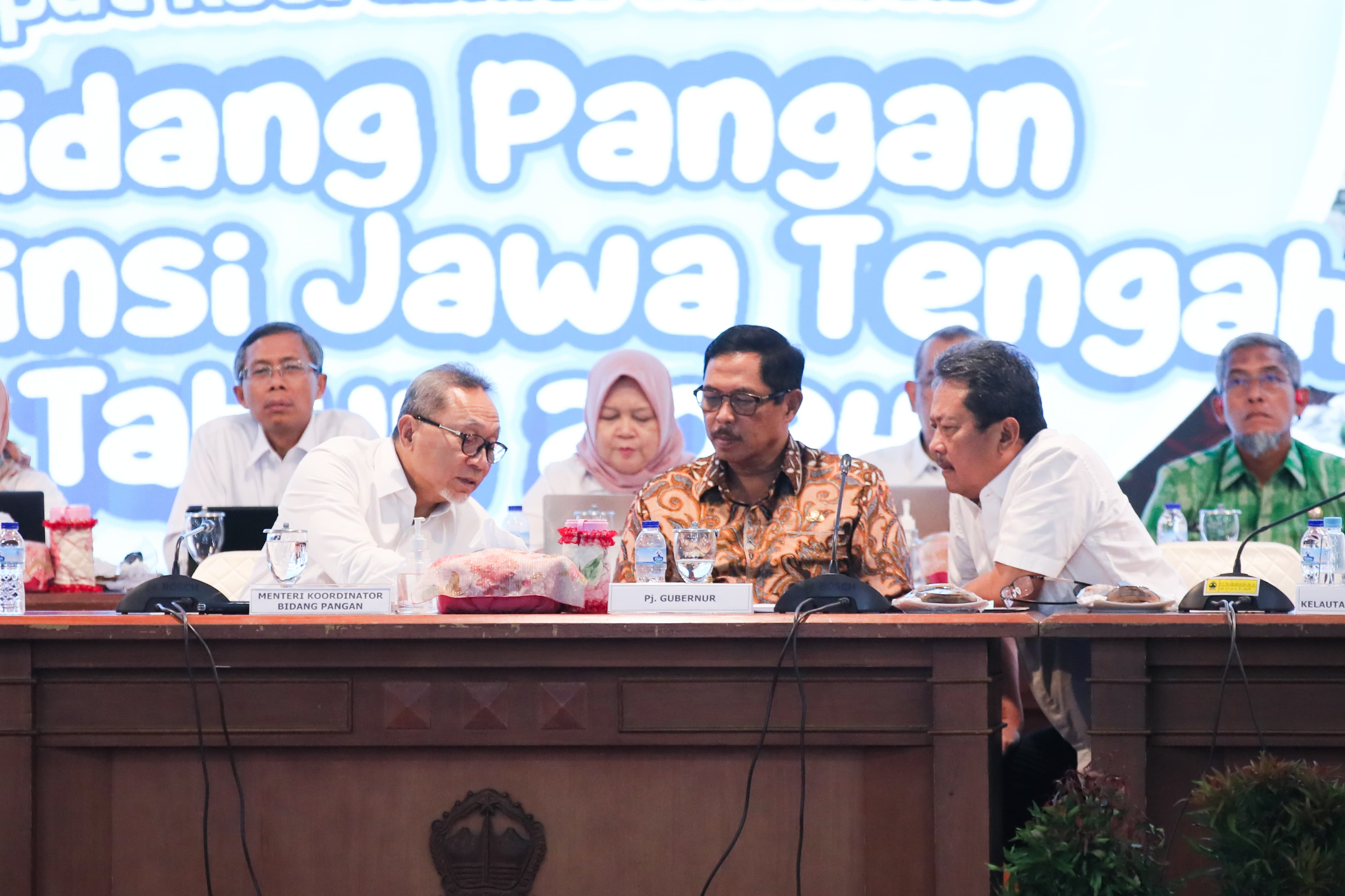 Pj Gubernur Jateng Nana Sudjana di sela Rakortas Bidang Pangan dengan Menko Bidang Pangan Zulkifli Hasan. (Foto/Red/Febry)