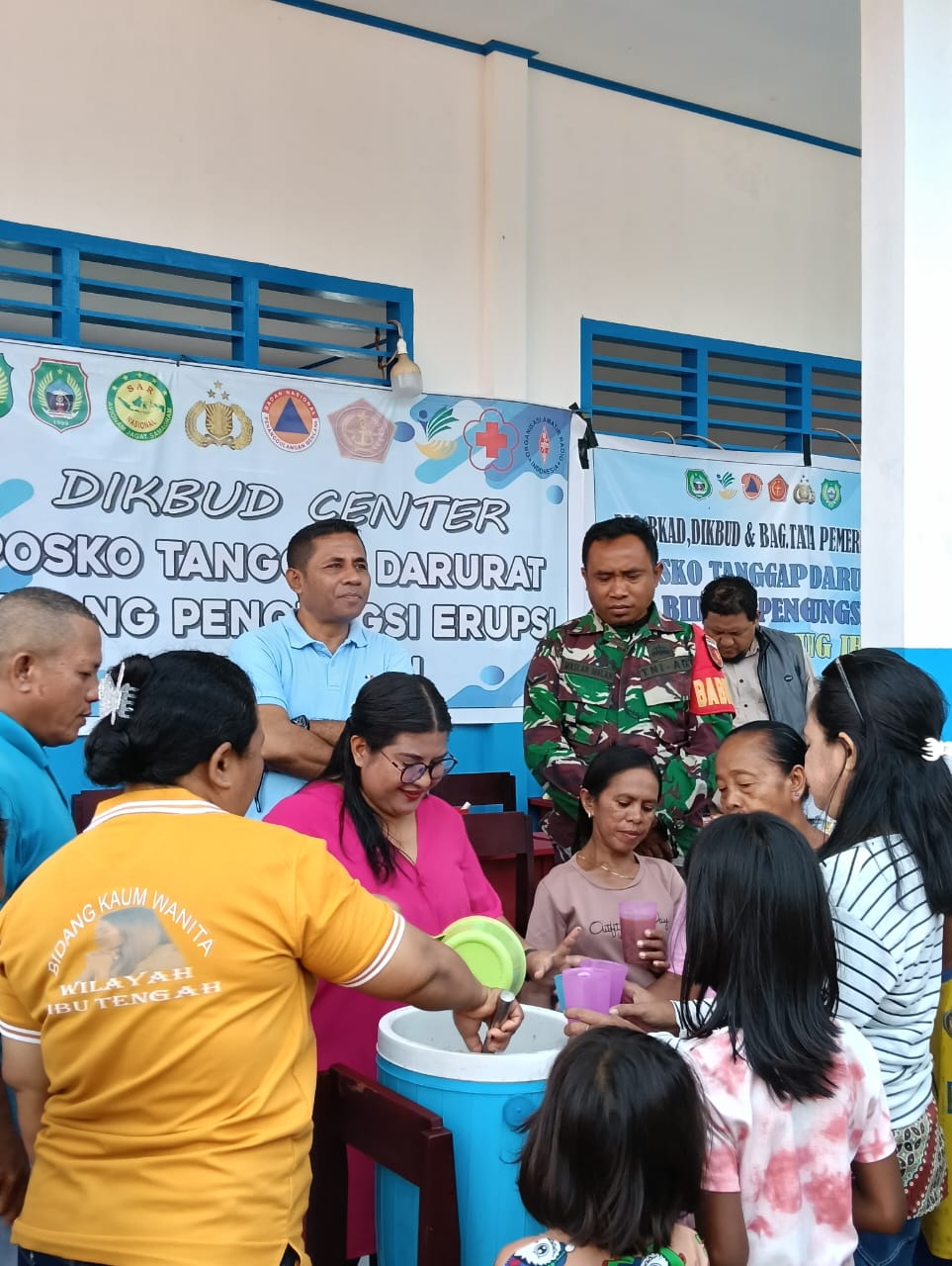 Kegiatan pembagian makanan SMK Akesibu Halmahera Barat (BeritaNasionaol/BNPB)