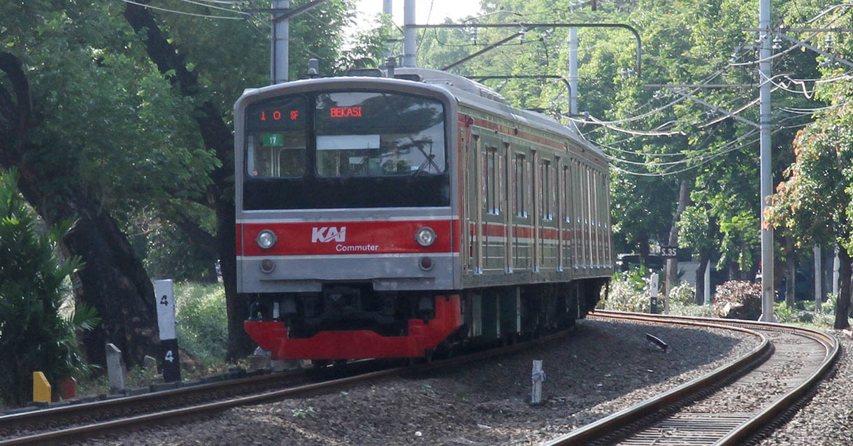 Rangkaian KRL Commuter Line melintas di Kawasan Manggarai, Jakarta.(BeritaNasional.com/Oke Atmaja)