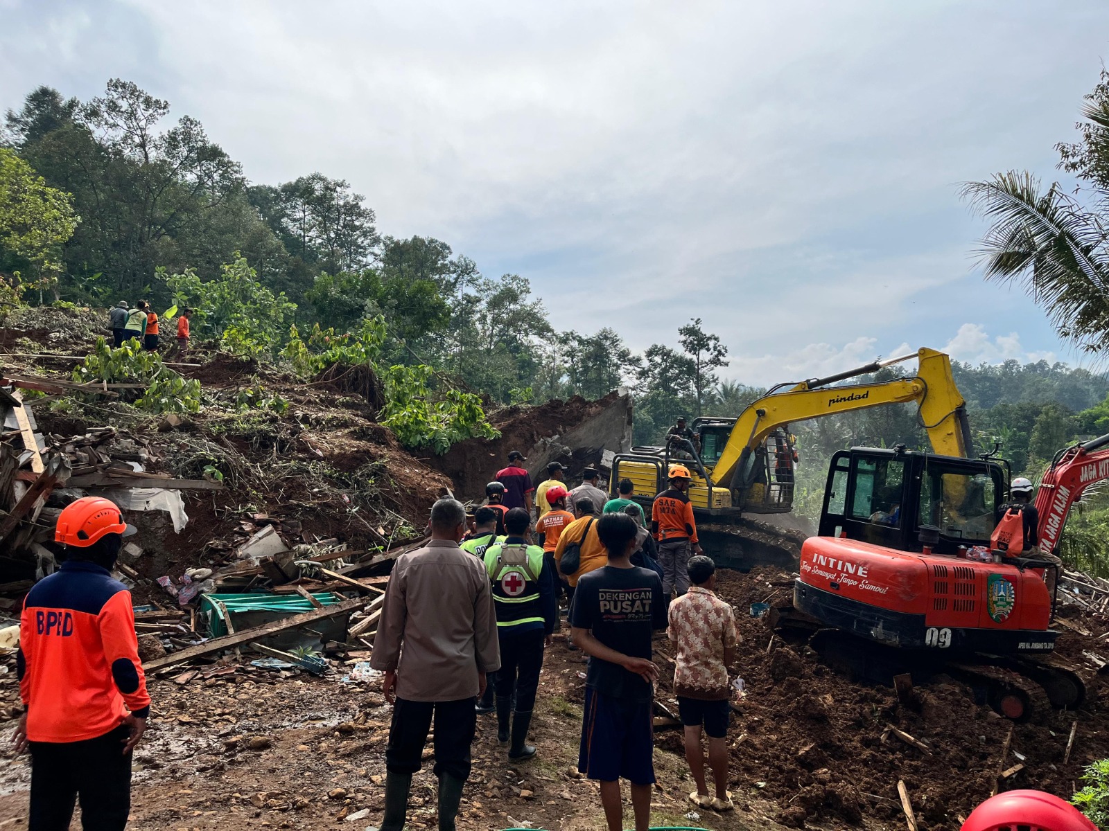 Proses pencarian korban hilang tanah longsor di Kabupaten Jombang (BeritaNasional/BNPB).