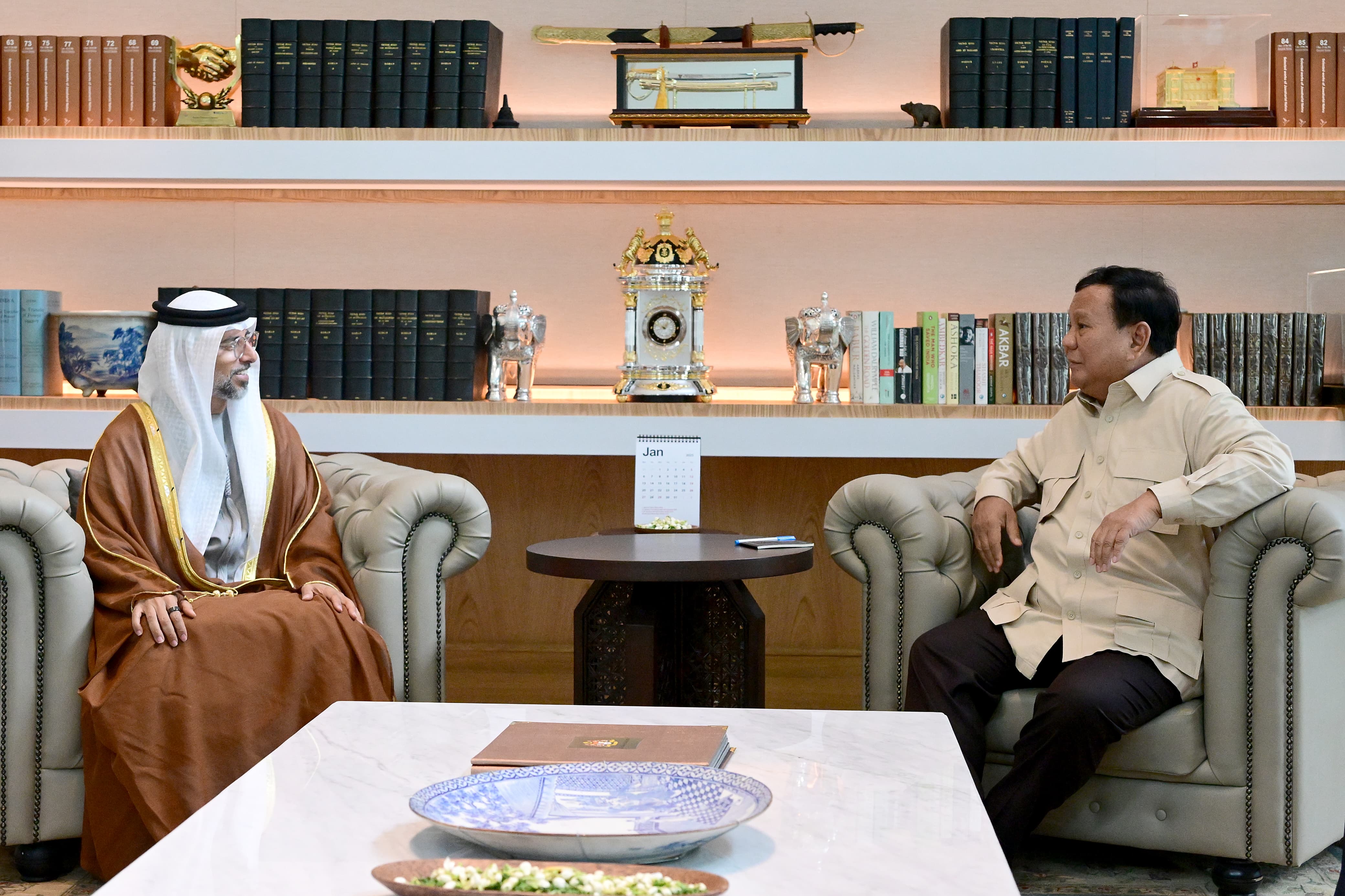 Presiden Prabowo Subianto berbincang dengan  Menteri Energi dan Infrastruktur UEA Suhail Mohamed Al Mazrouei. (Foto/Tim Prabowo)