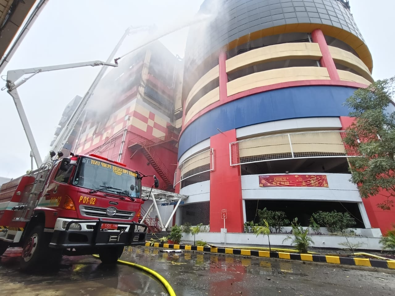 Pemadam berupaya memadamkan api di plaza Glodok (BeritaNasional/Oke Atmaja))