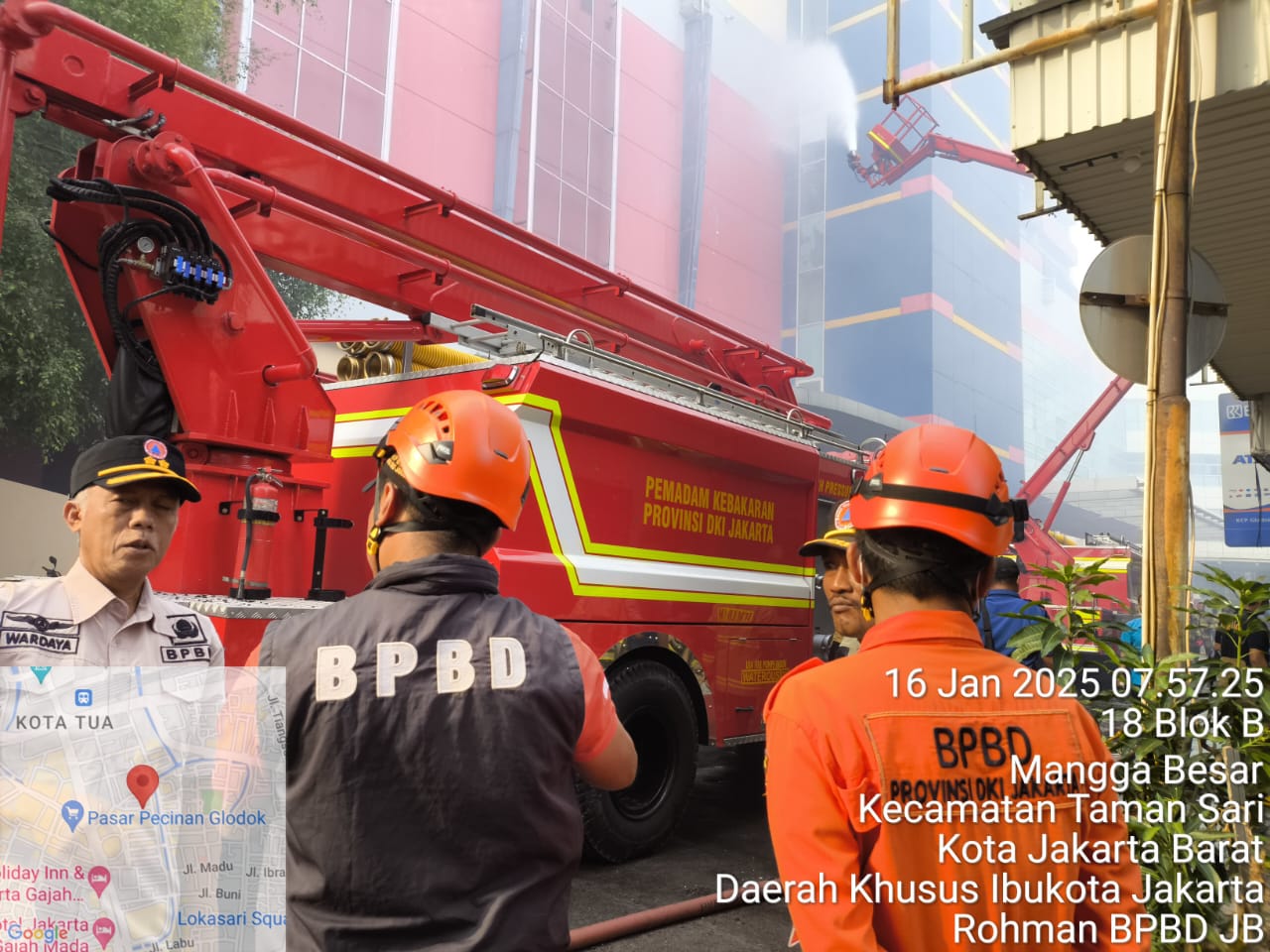 Petugas Pemadam Masih Berusaha Padamkan Api di Glodok Plaza. (Foto/istimewa).