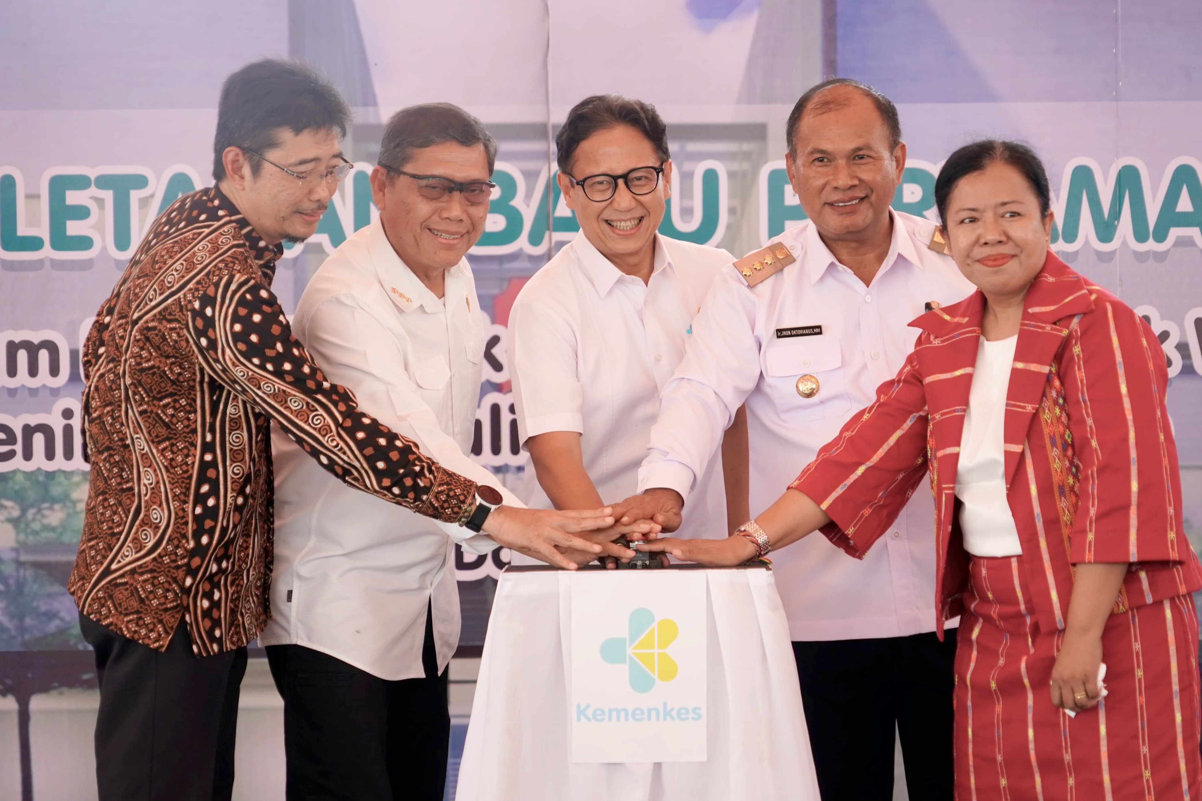 Peletakan batu pertama pengembangan RSUD Reda Bolo di Sumba Barat Daya, NTT, merupakan wujud nyata dari dimulainya PHTC di bidang kesehatan Presiden Prabowo Subianto. (Foto/Kemenkes).