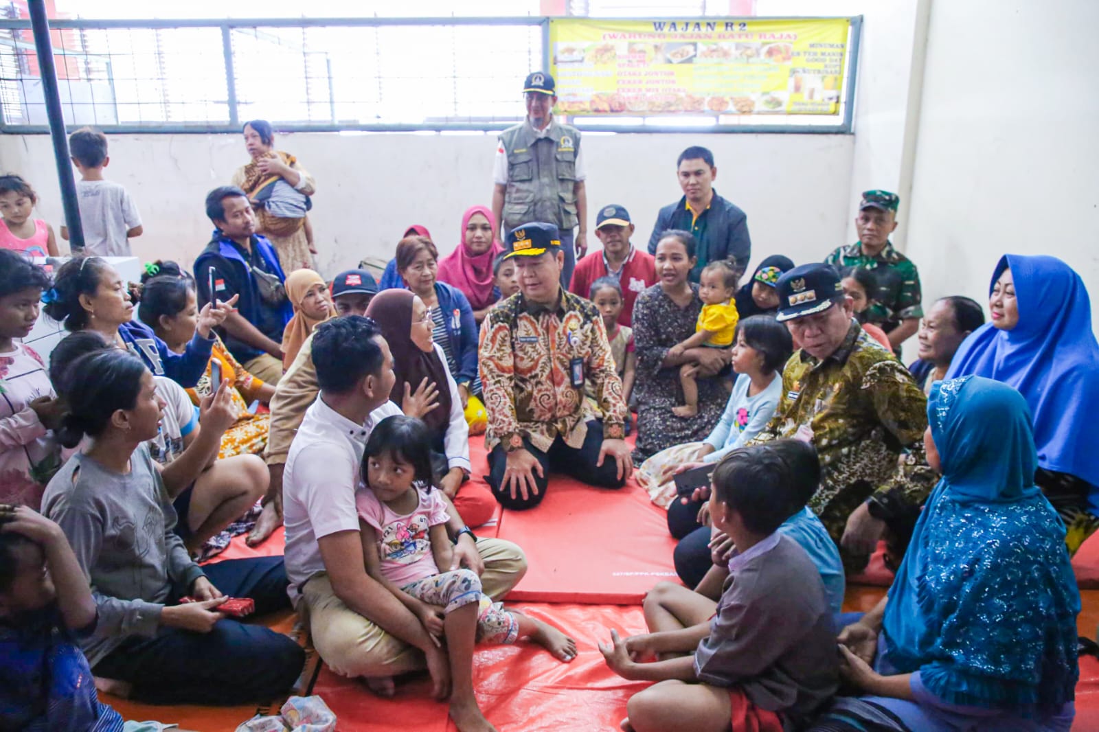 Pj Gubernur Jakarta Teguh Setyabudi (tengah) saat meninjau korban banjir di Semper Barat. (BeritaNasional/Lydia)