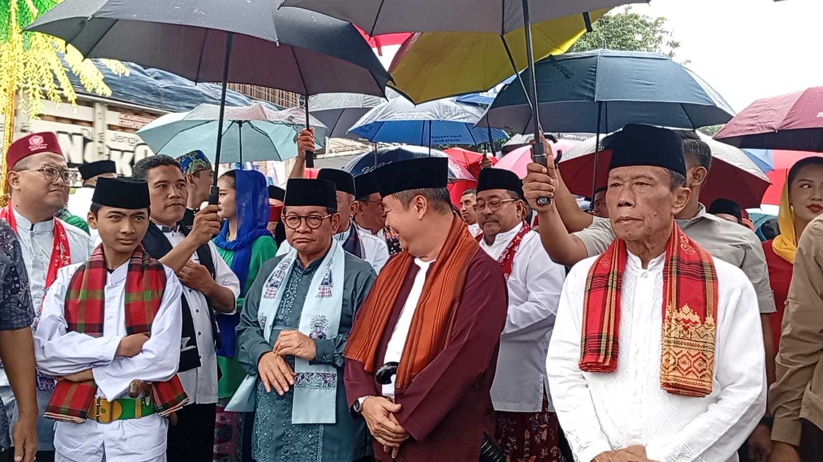 Pj Gubernur Teguh dan Pramono Anung Menang Lelang Ikan di Festival Bandeng Rawa Belong. (BeritaNasional/Lydia).