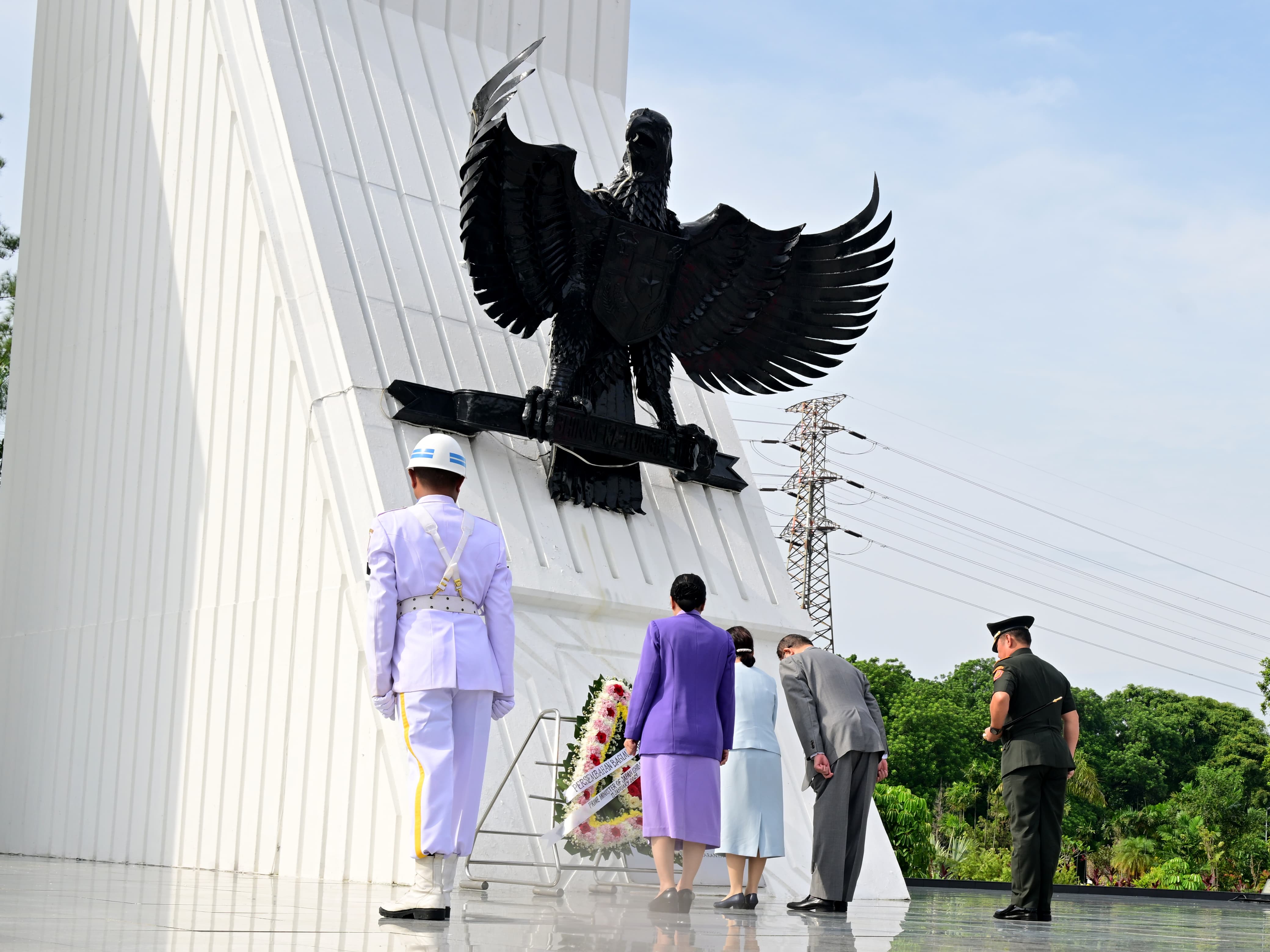 Momen Perdana Menteri Jepang, Ishiba Shigeru, bersama istri, Ishiba Yoshiko berkunjung ke TMPN Kalibata, Jakarta, Sabtu (11/1/2025). (BeritaNasional/Doc. Sekretariat Presiden)