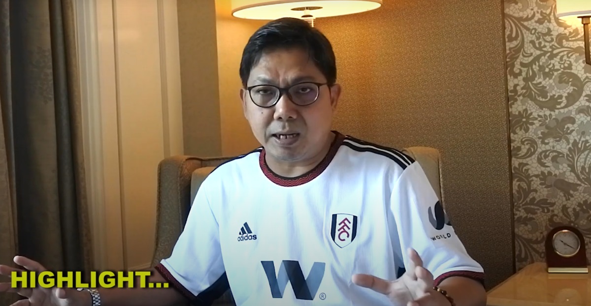 Pengamat sepak bola Tommy Welly atau Bung Towel. (Foto/YouTube Gocek Bung Towel).