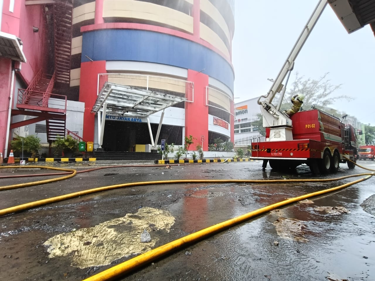 Petugas damkar sedang melakukan pendinginan di Glodok Plaza. (BeritaNasional/Oke Atmaja)