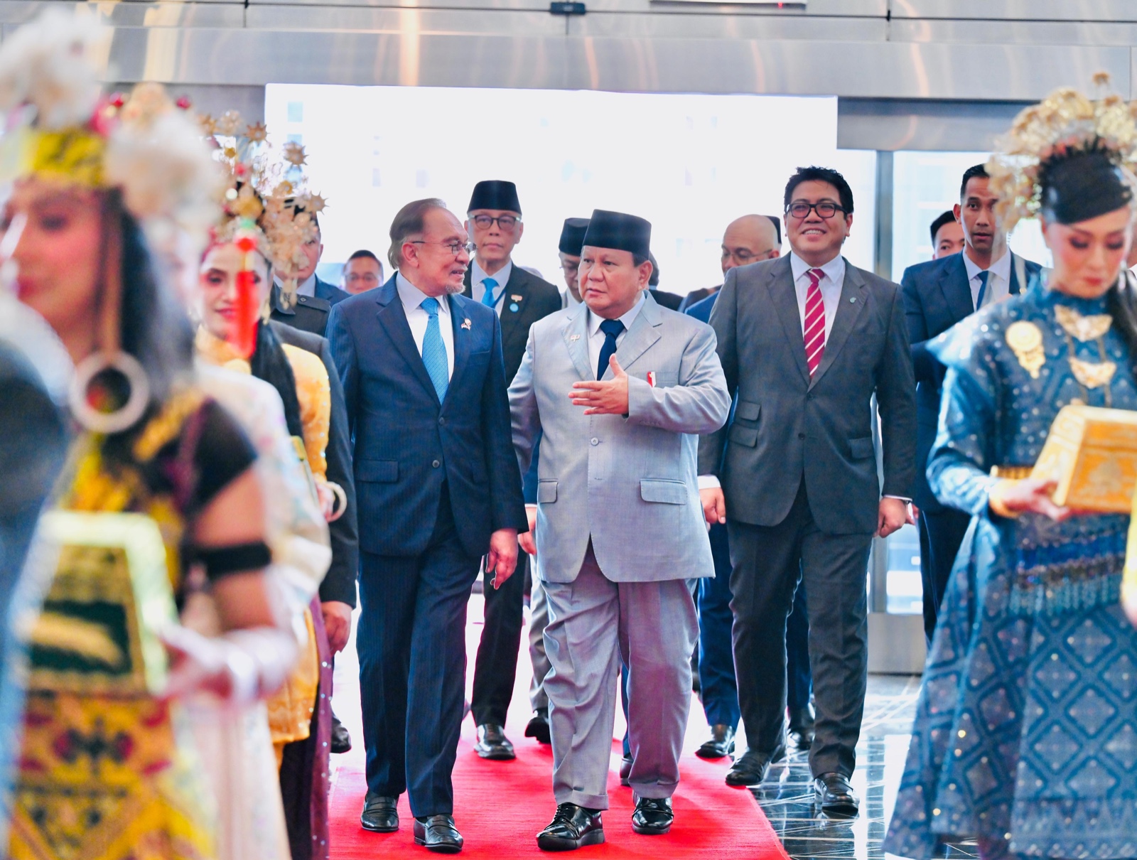 Presiden Republik Indonesia Prabowo Subianto  melakukan pertemuan dengan Perdana Menteri Malaysia Anwar Ibrahim. (Foto/Biro Pers).