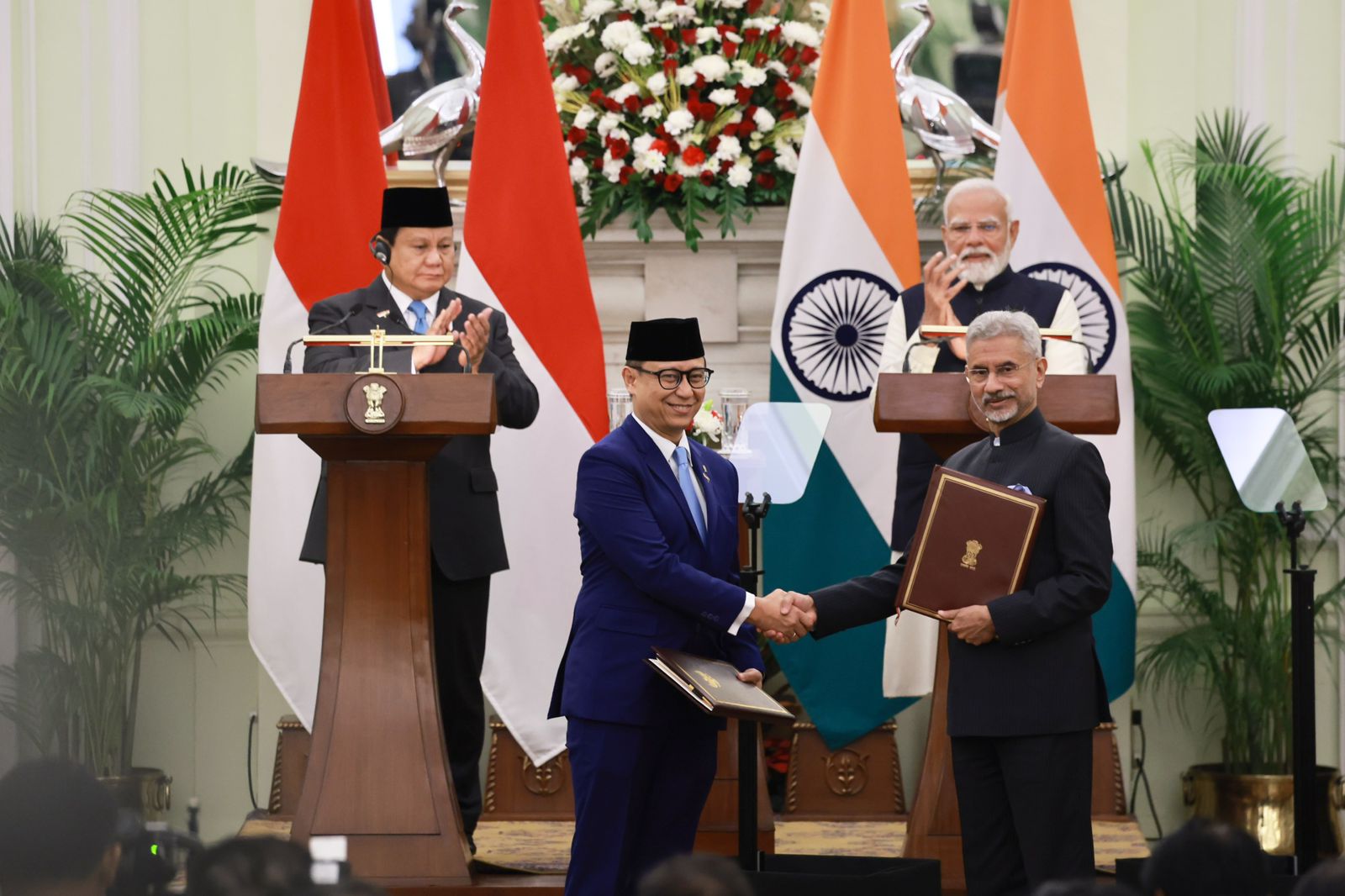 Presiden RI Prabowo Subianto dan Perdana Menteri India Narendra Modi menyaksikan pertukaran lima MoU kerja. (Foto/Tim Prabowo).