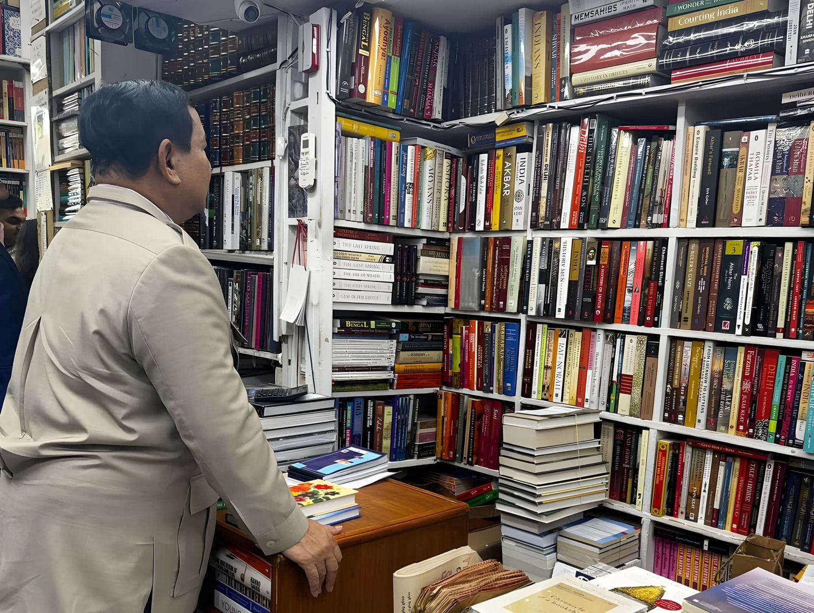 Presiden Prabowo menyempatkan mampir ke toko buku di New Delhi. (Foto/istimewa).