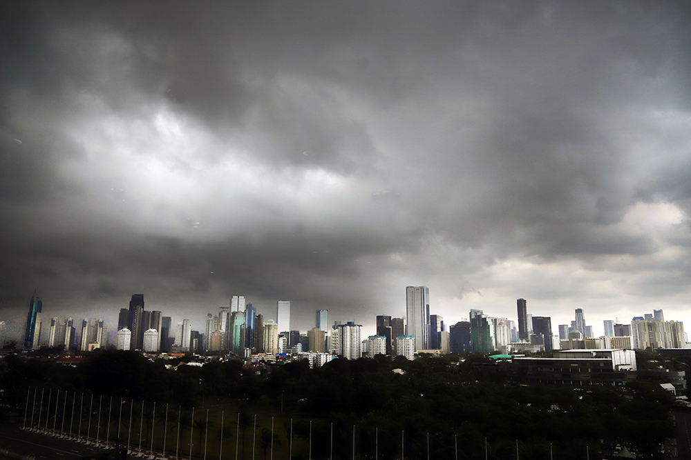 Cuaca gelap saat hujan di wilayah Jakarta. (BeritaNasional/Elvis).