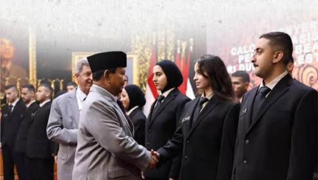 Presiden Prabowo Subianto menjabat tangan pemuda para penerima beasiswa pemuda Palestina (BeritaNasional/Instagram)