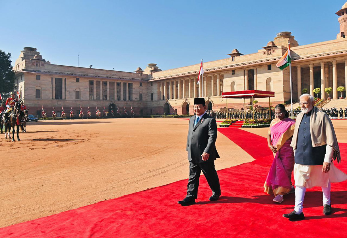 Presiden Prabowo Subianto (kiri) berjalan dengan Perdana Menteri India Narendra Modi (kanan) dan Presiden India Droupadi Murmu (tengah) saat upacara kenegaraan di Istana Kepresidenan Rashtrapati Bavan, New Delhi, India, Sabtu (25/1/2025).  (BeritaNasional.com/Laily Rachev - Biro Pers Sekretariat Presiden)