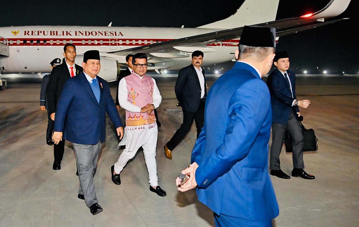 Presiden Prabowo Subianto (kiri) disambut Menteri Negara untuk Urusan Luar Negeri India Pabitra Margherita (kanan) setibanya di Air Force Station Palam, New Delhi, India, Kamis (23/1/2025).  (BeritaNasional.com/Laily Rachev - Biro Pers Sekretariat Presiden)