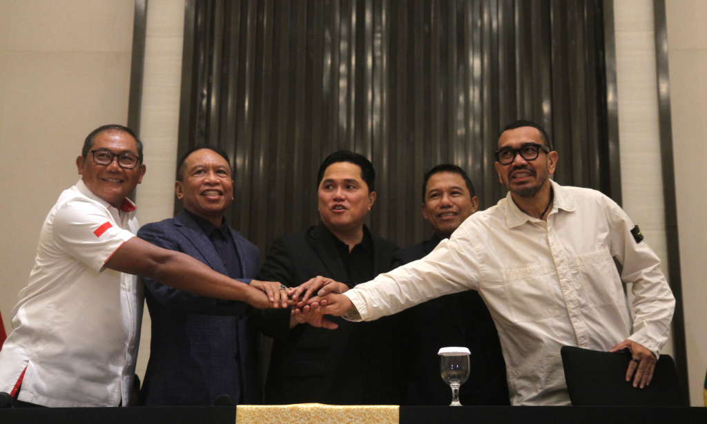 Ketua Umum PSSI Erick Thohir (tengah) bersama jajaran pimpinan PSSI usai memberikan keterangan pers terkait pemecatan pelatih kepala Timnas Indonesia Shin Tae-yong di Jakarta, Senin (6/1/2025).  (BeritaNasional.com/Oke Atmaja)