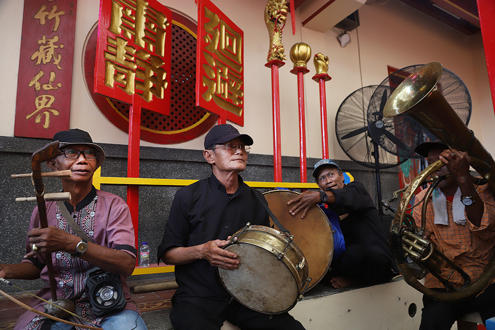 Pengamen dari etnis Tionghoa hibur jemaat Vihara Dhanagun, Bogor. (BeritaNasional/Elvis Sendouw)