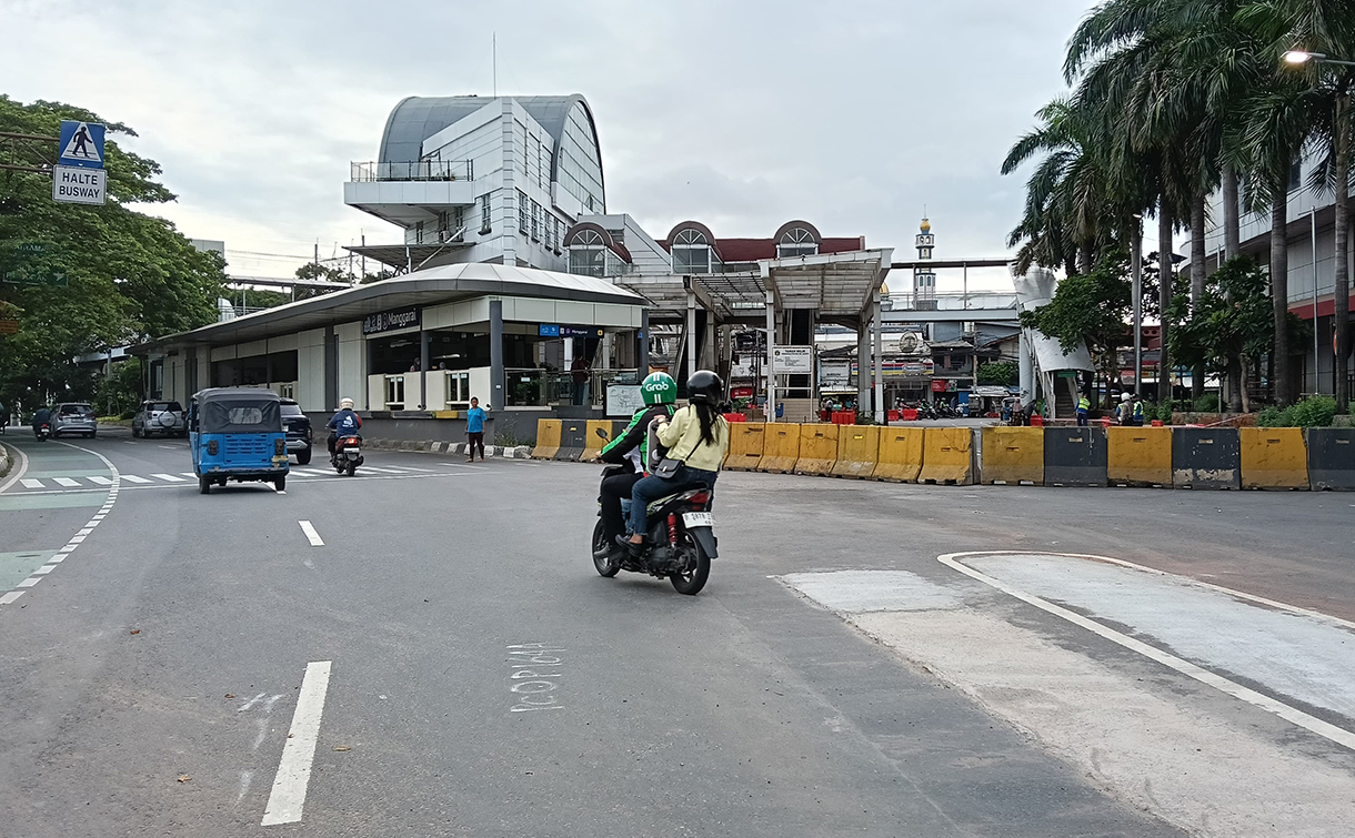 Pengendara motor melintas di kawasan Terminal Manggarai, Jakarta, Senin (28/1/2025). (BeritaNasional/Oke Atmaja)